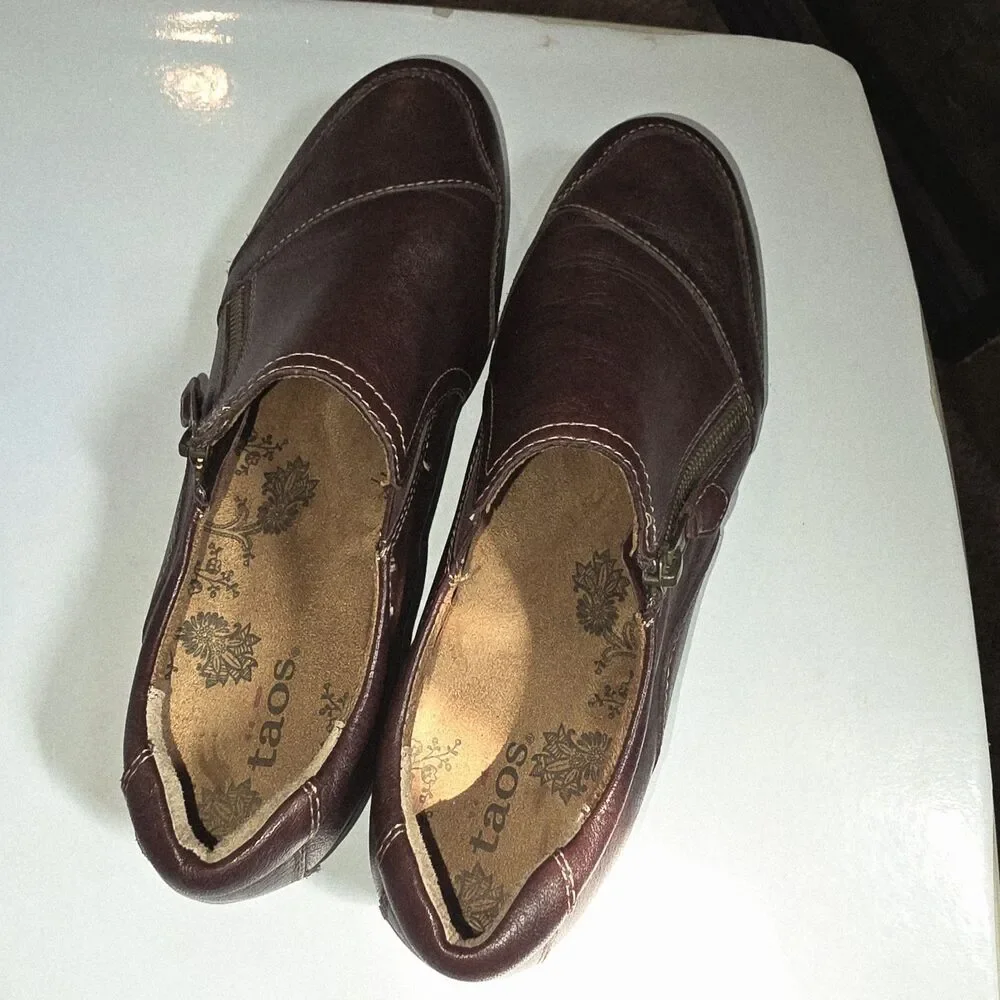 Taos Sz 8.5 Character Brown Leather Casual Side Zip Closure Boho Logo Loafers